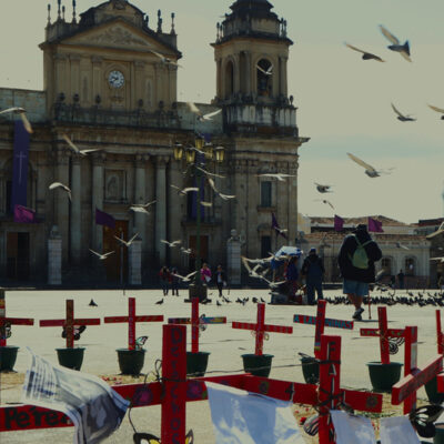 © Frauke Decoodt. El altar para las niñas en el Parque Central. Guatemala 2020