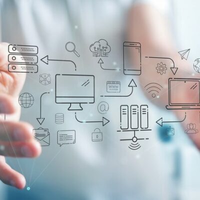 20230707171840_[fpdl.in]_hombre-negocios-usando-dispositivos-tecnologia-e-iconos-interfaz-linea-delgada_117023-938_medium