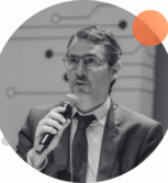Gerente de Proyectos en el sector de asuntos internacionales. Especialista en Responsabilidad Social Corporativa (RSC), cooperación, promoción de la democracia, Relaciones Internacionales y comunicación corporativa. Formado en ingeniería, con una Maestría en Gestión de Políticas Públicas en la Universidad de Georgetown.